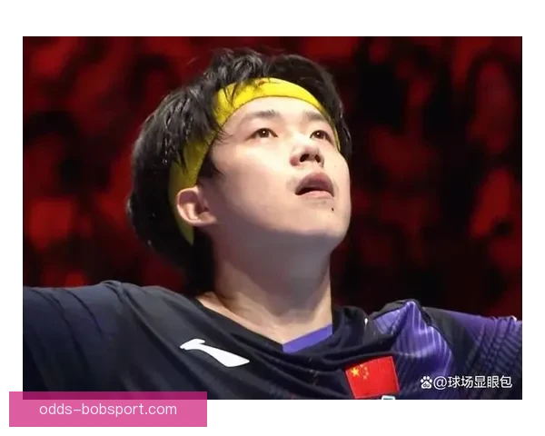 王楚钦接受采访时突然双手撑地拼尽全力感动无数球迷